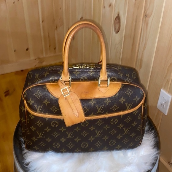 Louis Vuitton Handbags - Selling Preloved Authentic Louis Vuitton Deauville Monogram
